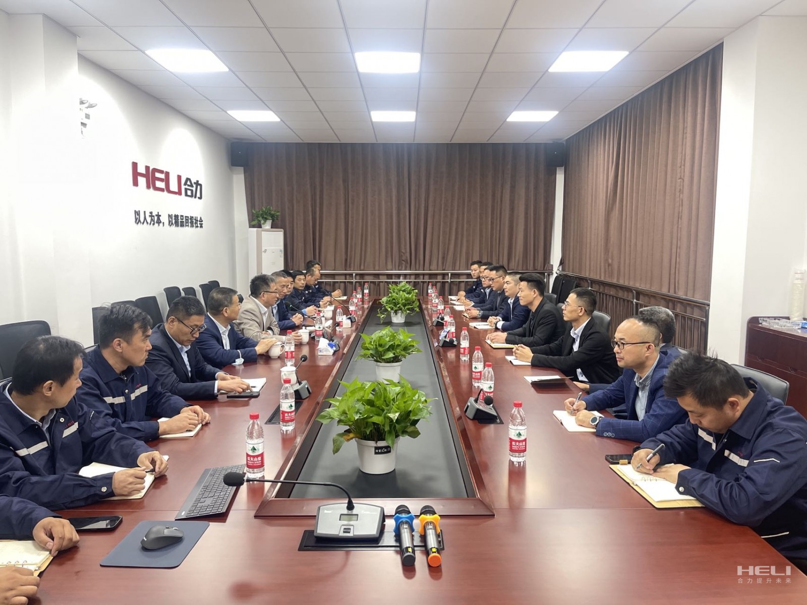 与上海人生就是博官网昆山、嘉定分公司员工互换座谈.jpg